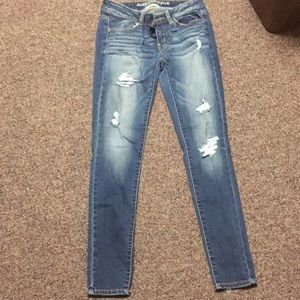 AMERICAN EAGLE RIPPED JEANS